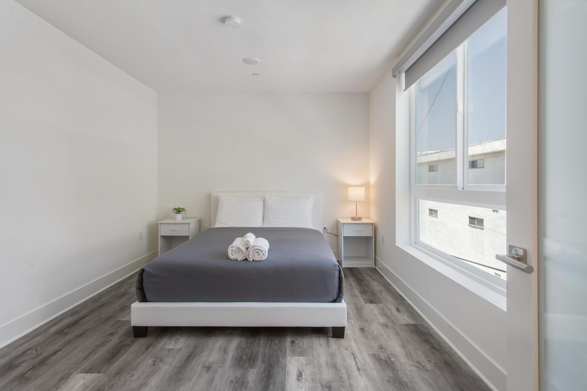 Hotel cápsula Beverly Hills 2bd 2ba With Free Parking *